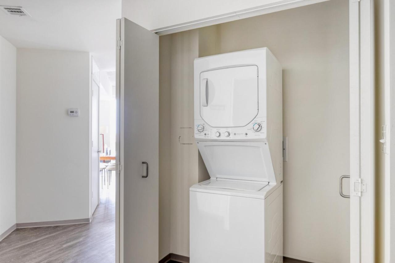 Bucktown 2br W Lounge Roof Gym 1 Block To L Chi-663 *