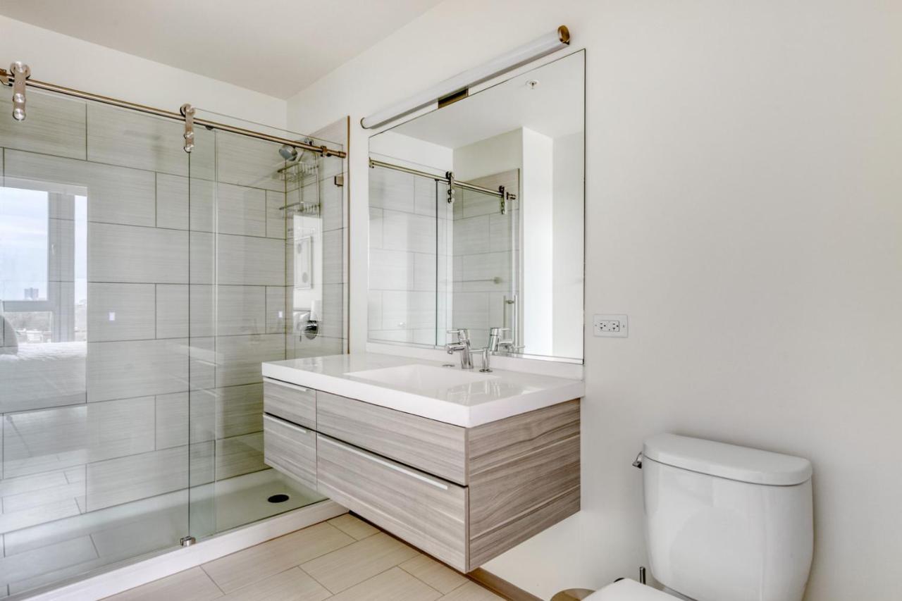 Bucktown 2br W Lounge Roof Gym 1 Block To L Chi-663 Chicago