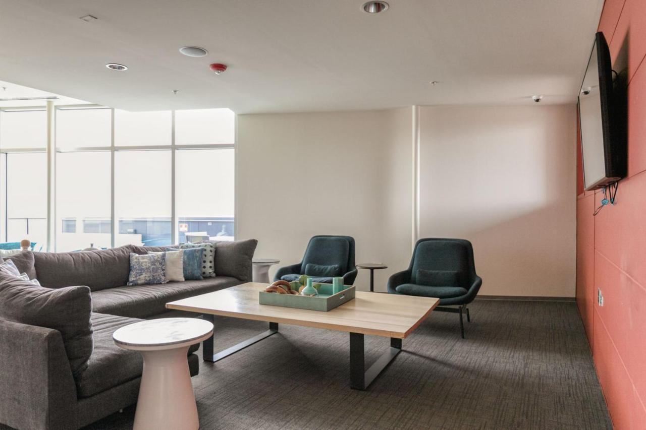Bucktown 2br W Lounge Roof Gym 1 Block To L Chi-663 *